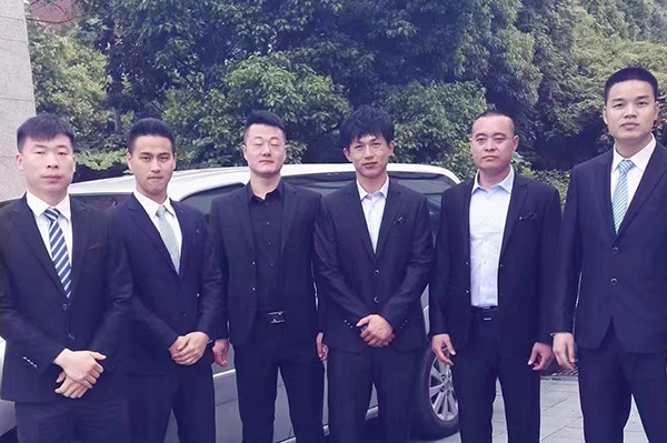 ​武汉男子申请保护令无果，雇环宇兄弟保镖保护安全